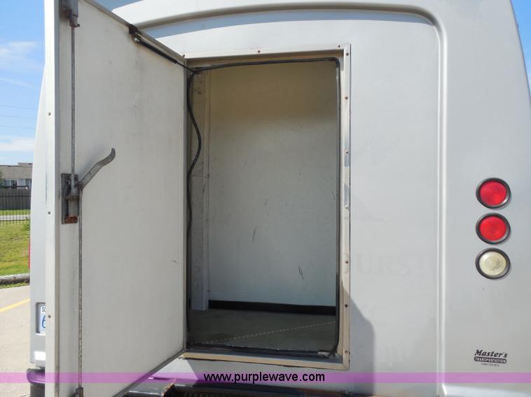 image for item H9963 2001 Ford 801 bus