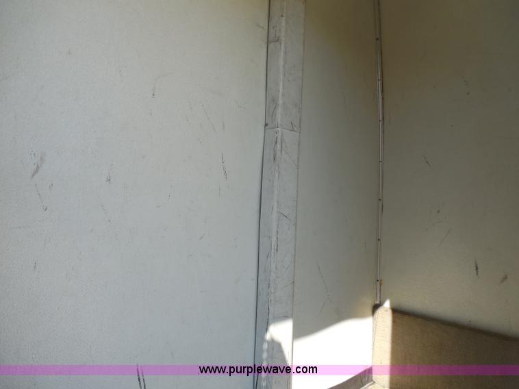 image for item H9963 2001 Ford 801 bus