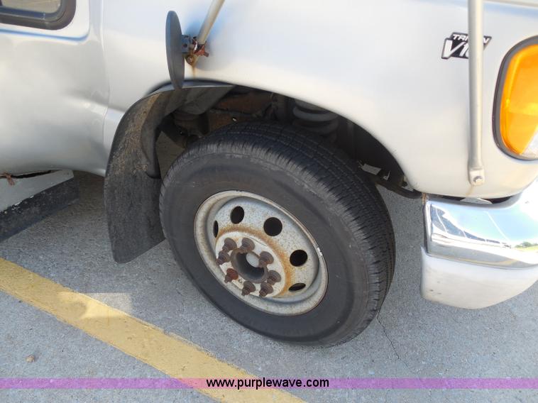 image for item H9963 2001 Ford 801 bus