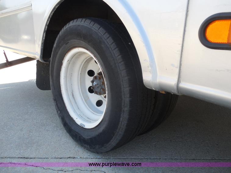 image for item H9963 2001 Ford 801 bus