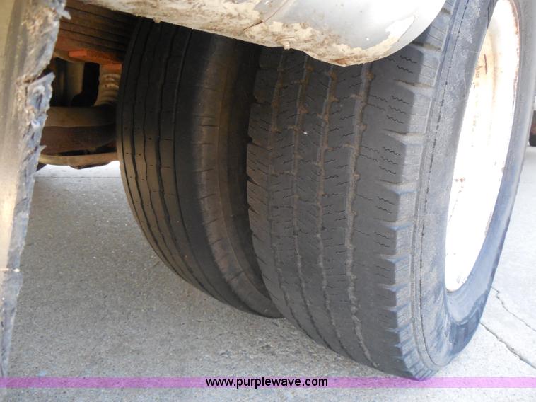 image for item H9963 2001 Ford 801 bus