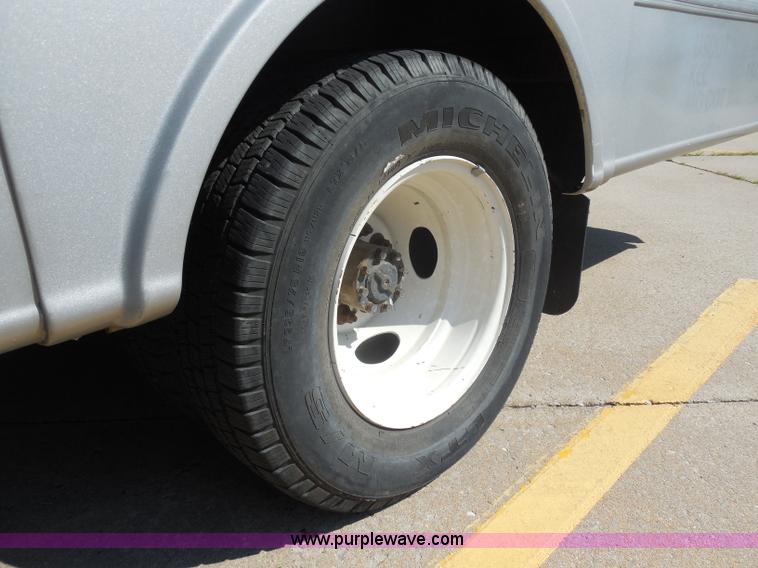 image for item H9963 2001 Ford 801 bus