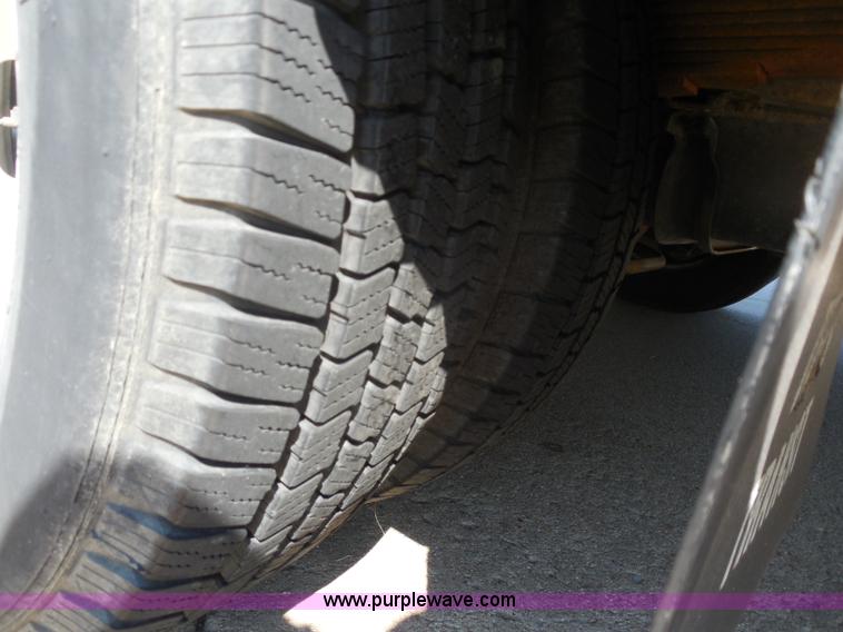 image for item H9963 2001 Ford 801 bus