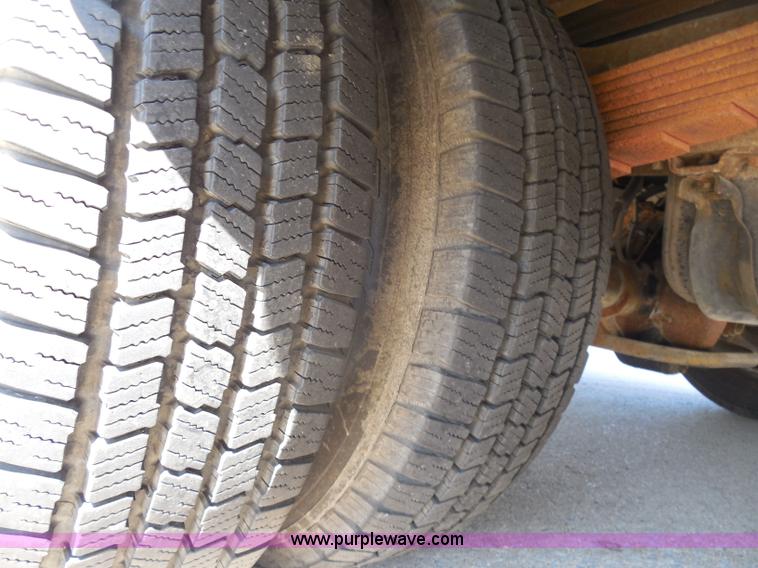 image for item H9963 2001 Ford 801 bus