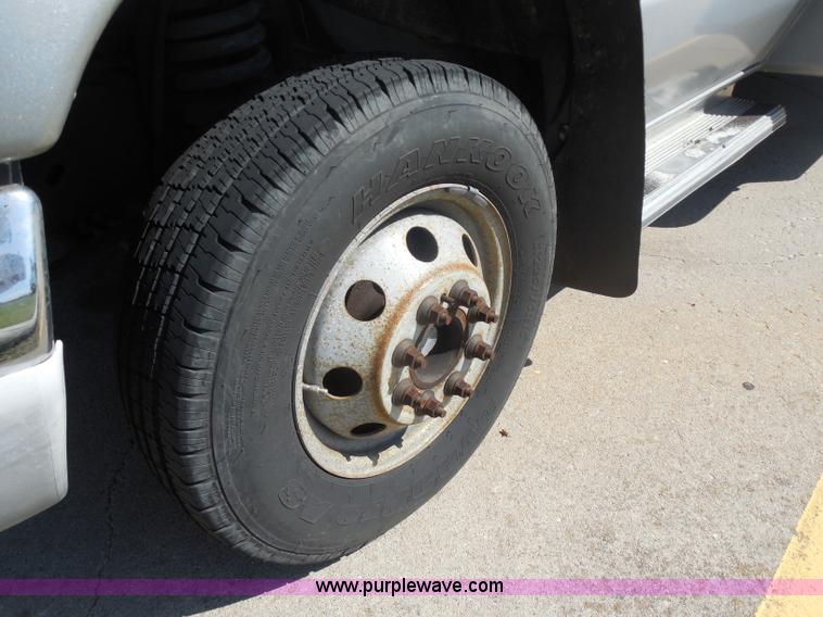 image for item H9963 2001 Ford 801 bus