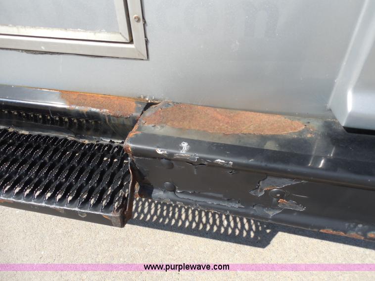 image for item H9963 2001 Ford 801 bus