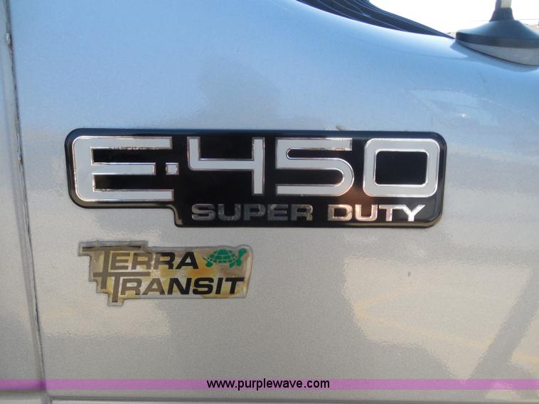 image for item H9963 2001 Ford 801 bus