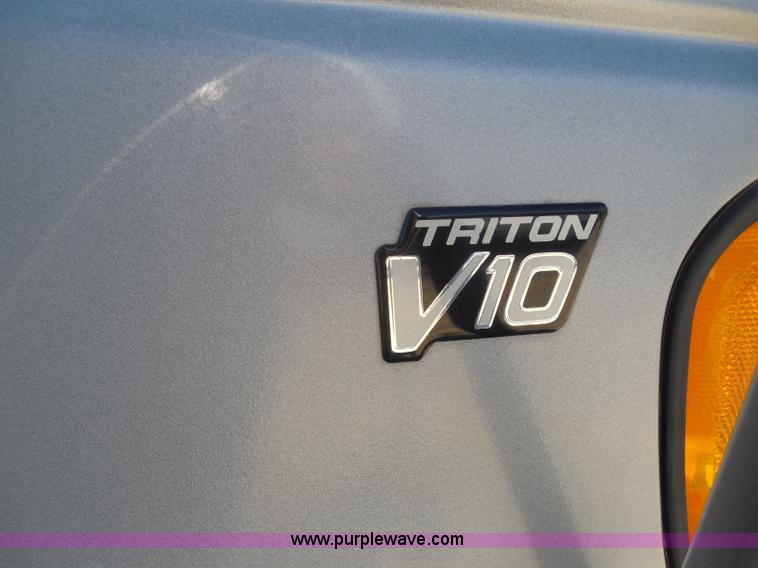 image for item H9963 2001 Ford 801 bus