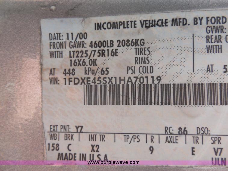 image for item H9963 2001 Ford 801 bus