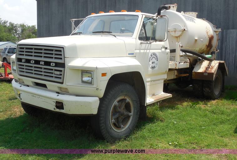 image for item H9984 1980 Ford vacuum truck
