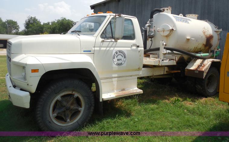 image for item H9984 1980 Ford vacuum truck