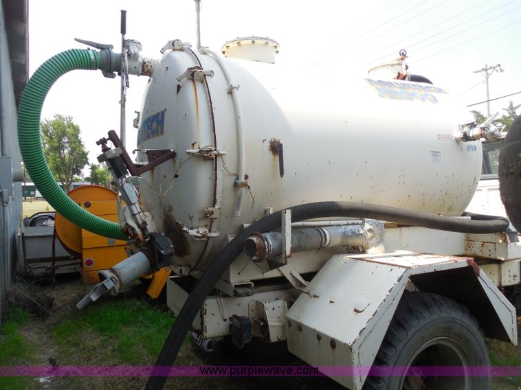 image for item H9984 1980 Ford vacuum truck