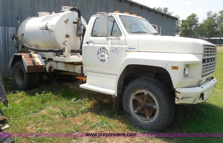 image for item H9984 1980 Ford vacuum truck