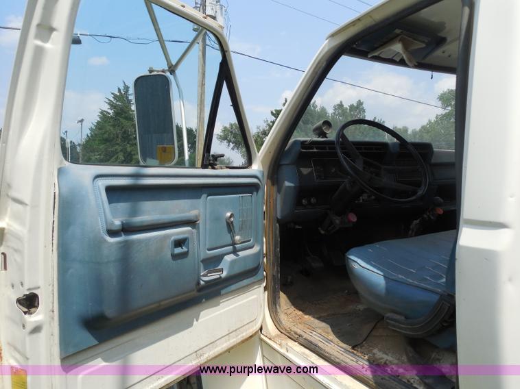 image for item H9984 1980 Ford vacuum truck