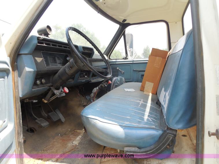 image for item H9984 1980 Ford vacuum truck