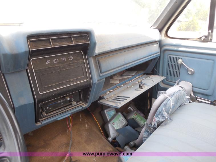 image for item H9984 1980 Ford vacuum truck