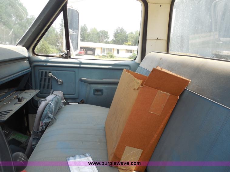 image for item H9984 1980 Ford vacuum truck