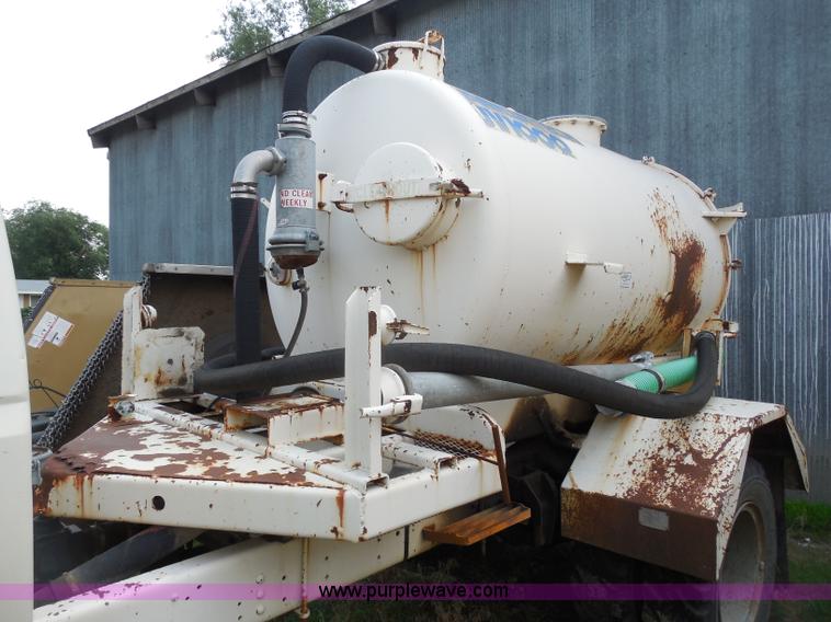 image for item H9984 1980 Ford vacuum truck