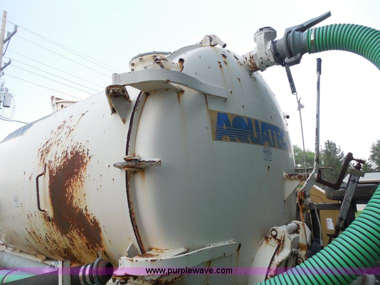 image for item H9984 1980 Ford vacuum truck