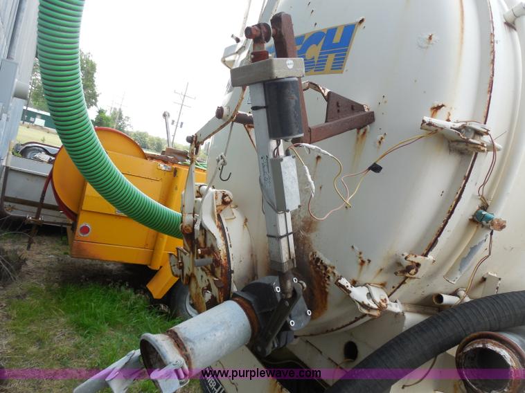 image for item H9984 1980 Ford vacuum truck