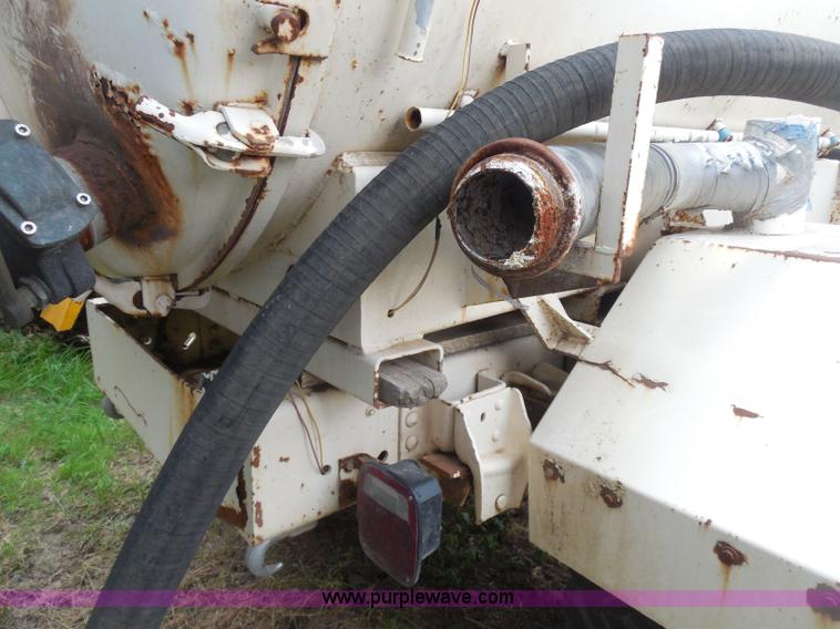 image for item H9984 1980 Ford vacuum truck