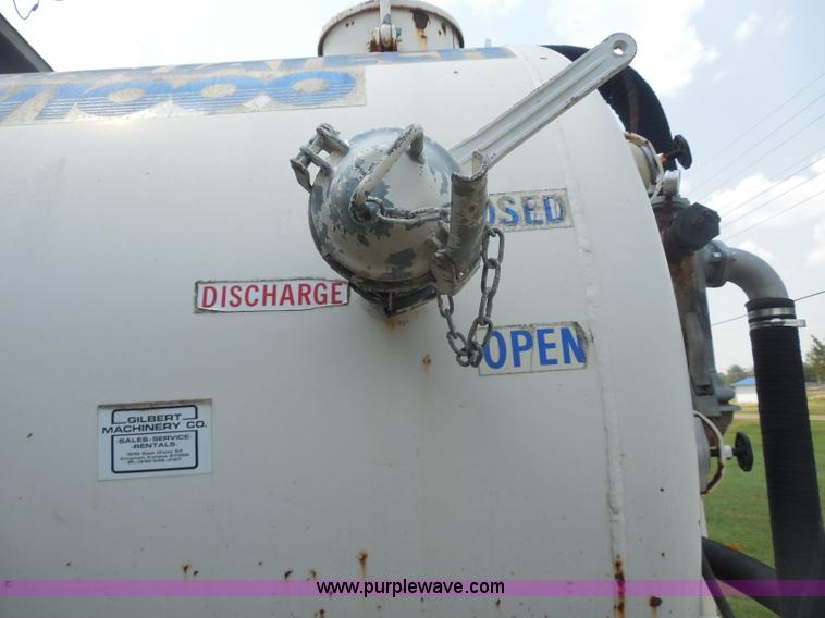 image for item H9984 1980 Ford vacuum truck