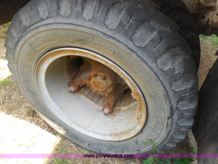 image for item H9984 1980 Ford vacuum truck