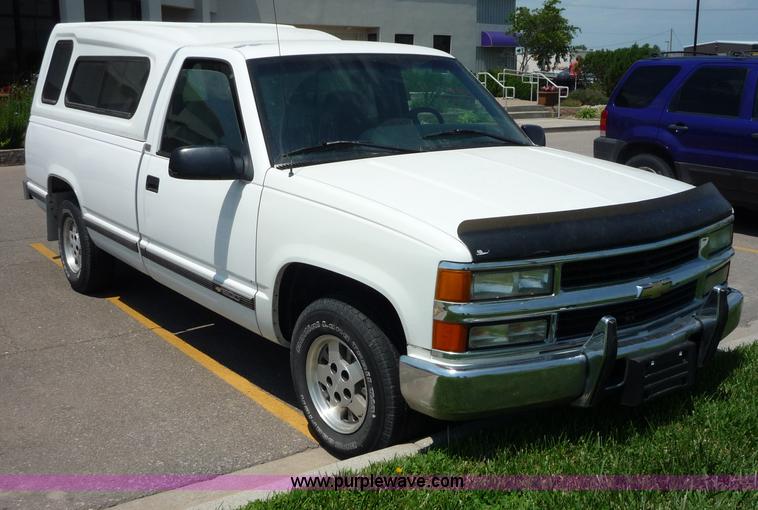image for item C1223 1995 Chevrolet Silverado 1500 pickup truck