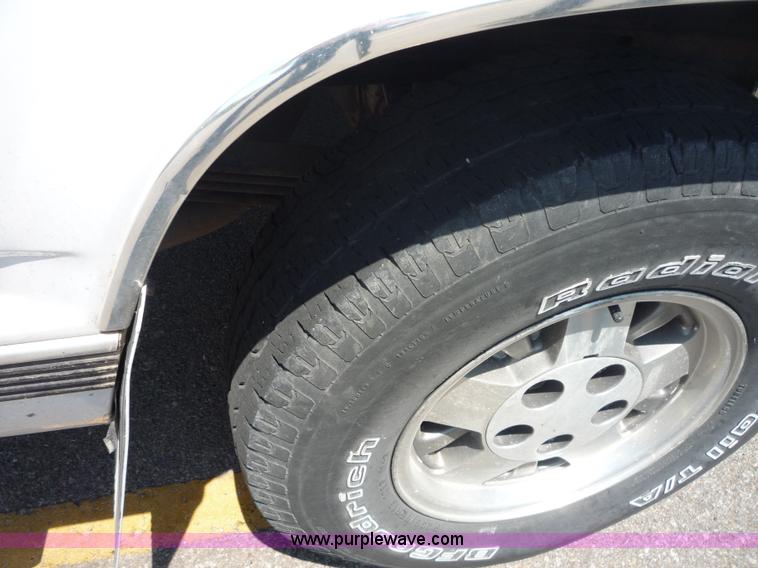 image for item C1223 1995 Chevrolet Silverado 1500 pickup truck