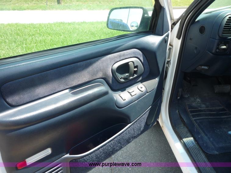 image for item C1223 1995 Chevrolet Silverado 1500 pickup truck