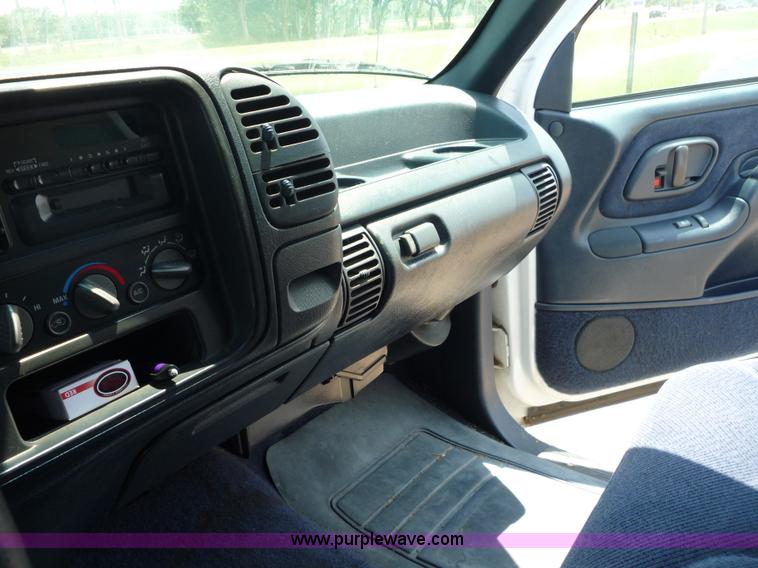 image for item C1223 1995 Chevrolet Silverado 1500 pickup truck