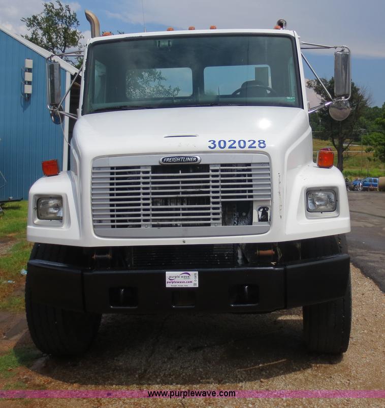 image for item D5970 2003 Freightliner FL80 truck cab and chassis