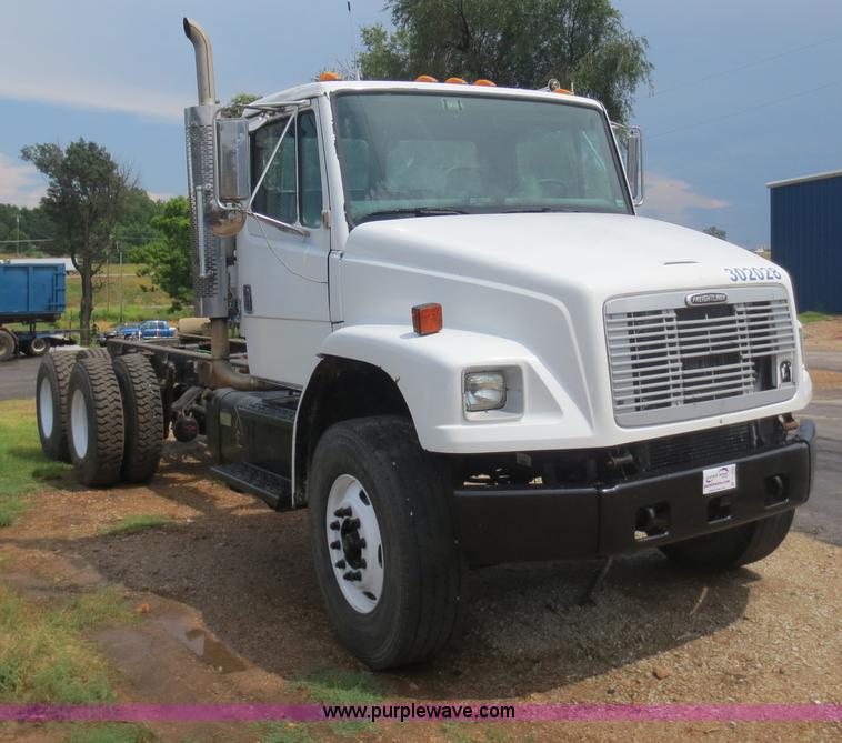 image for item D5970 2003 Freightliner FL80 truck cab and chassis