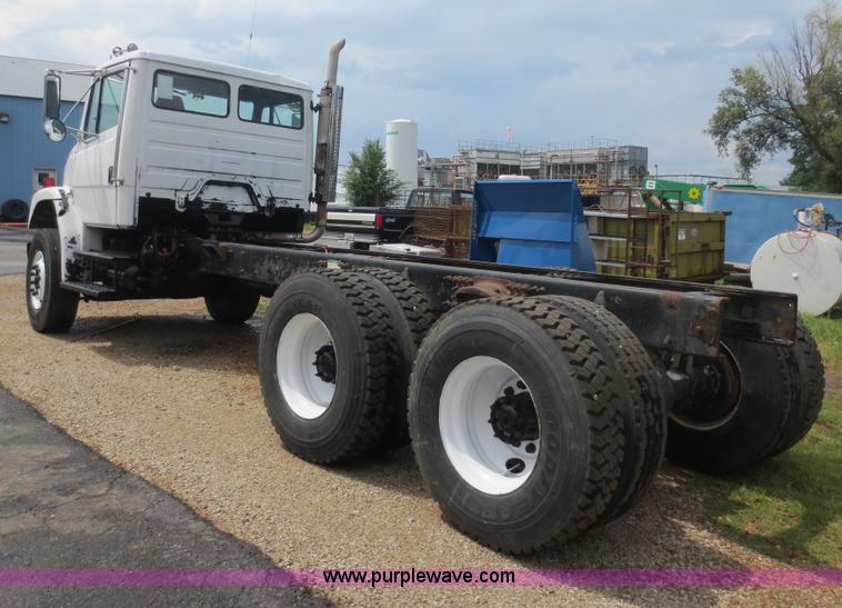 image for item D5970 2003 Freightliner FL80 truck cab and chassis