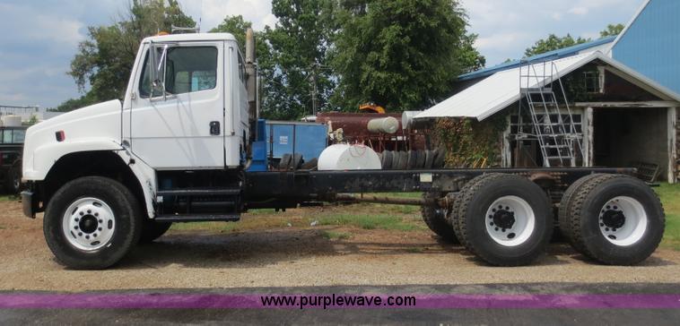 image for item D5970 2003 Freightliner FL80 truck cab and chassis