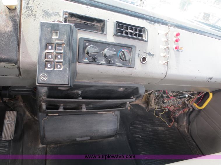 image for item D5970 2003 Freightliner FL80 truck cab and chassis