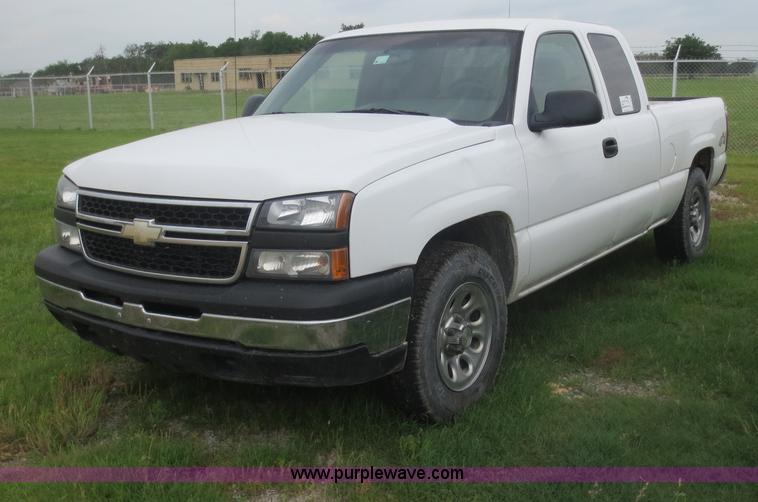 image for item D6000 2007 Chevrolet Silverado 1500 Ext. Cab pickup truck