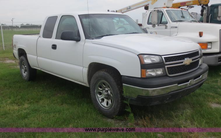 image for item D6000 2007 Chevrolet Silverado 1500 Ext. Cab pickup truck