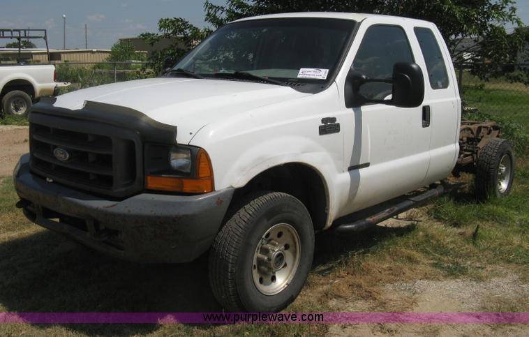 image for item D8458 2000 Ford F250 Super Duty XL SuperCab pickup truck cab and chassis