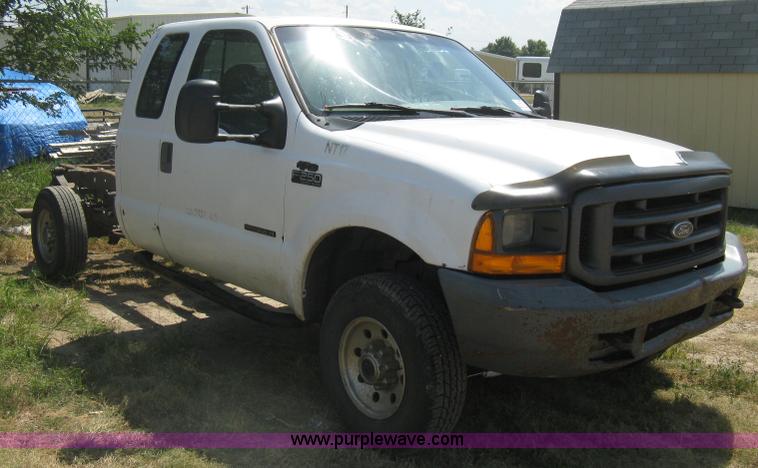 image for item D8458 2000 Ford F250 Super Duty XL SuperCab pickup truck cab and chassis