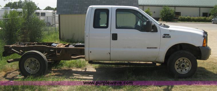 image for item D8458 2000 Ford F250 Super Duty XL SuperCab pickup truck cab and chassis