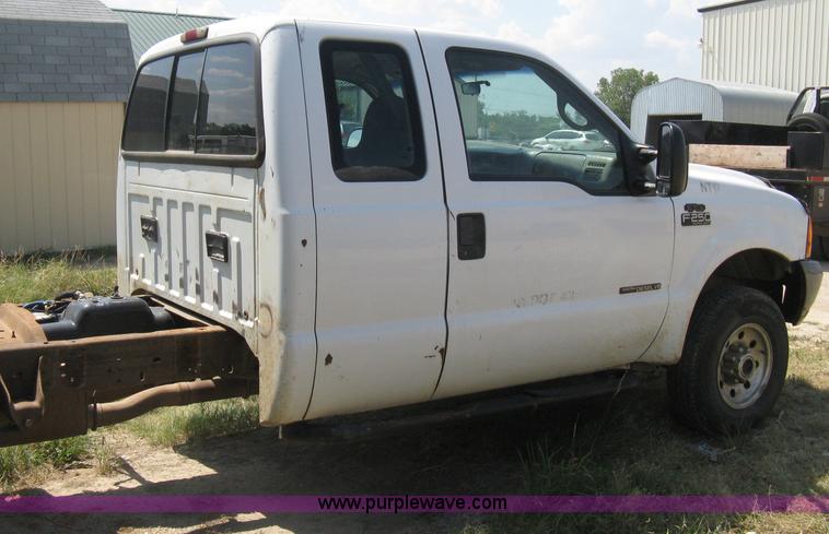 image for item D8458 2000 Ford F250 Super Duty XL SuperCab pickup truck cab and chassis