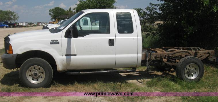 image for item D8458 2000 Ford F250 Super Duty XL SuperCab pickup truck cab and chassis