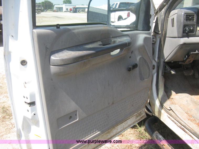 image for item D8458 2000 Ford F250 Super Duty XL SuperCab pickup truck cab and chassis