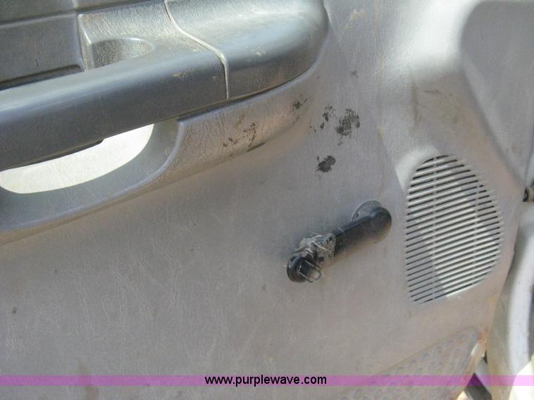 image for item D8458 2000 Ford F250 Super Duty XL SuperCab pickup truck cab and chassis