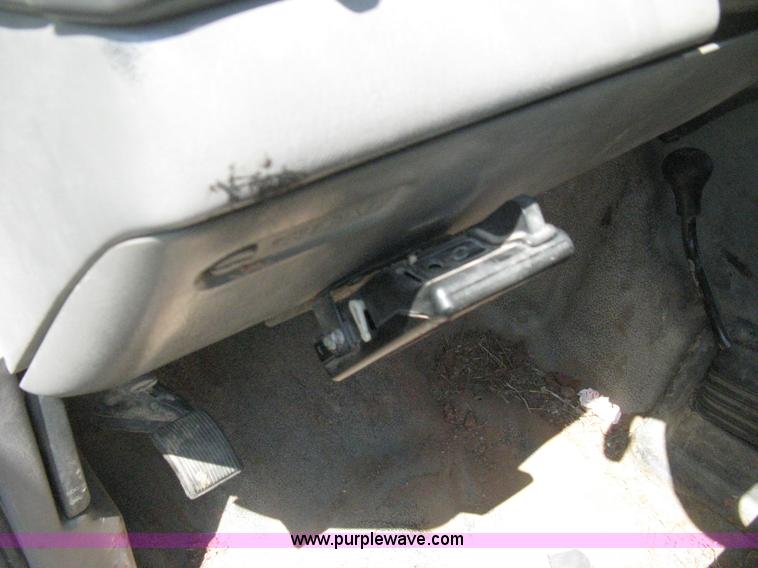 image for item D8458 2000 Ford F250 Super Duty XL SuperCab pickup truck cab and chassis