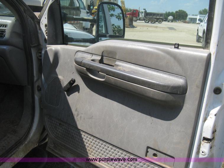 image for item D8458 2000 Ford F250 Super Duty XL SuperCab pickup truck cab and chassis