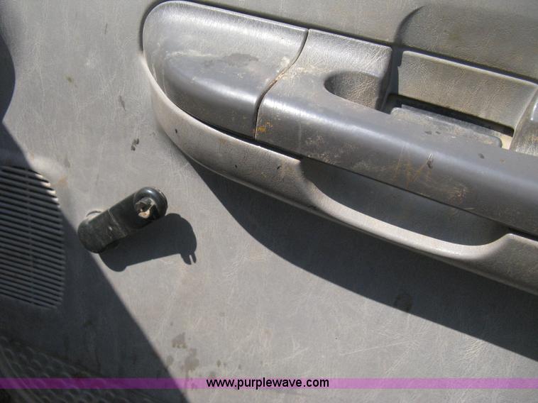 image for item D8458 2000 Ford F250 Super Duty XL SuperCab pickup truck cab and chassis