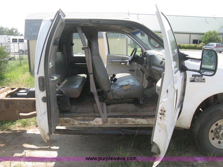 image for item D8458 2000 Ford F250 Super Duty XL SuperCab pickup truck cab and chassis