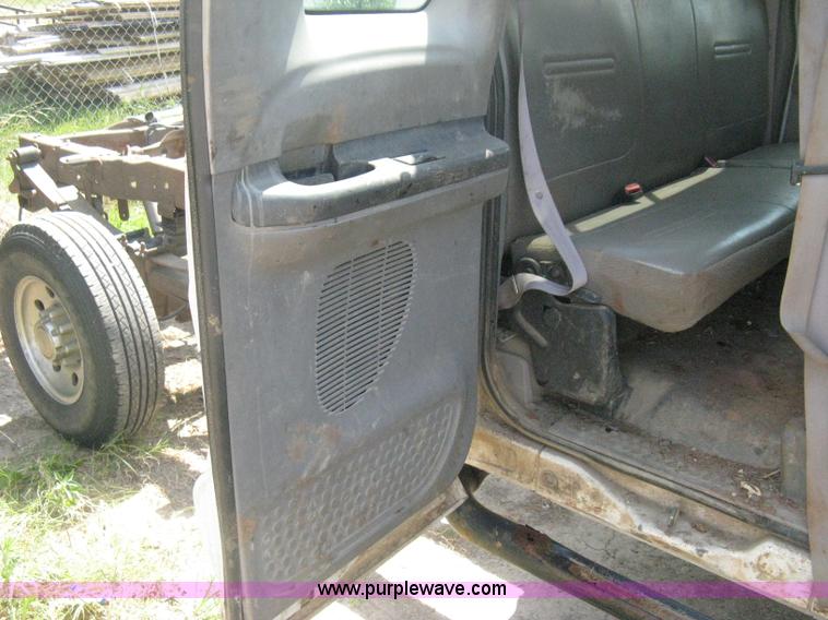 image for item D8458 2000 Ford F250 Super Duty XL SuperCab pickup truck cab and chassis